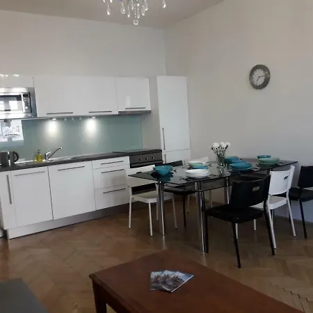 Old Town Spacious Apartment Prag